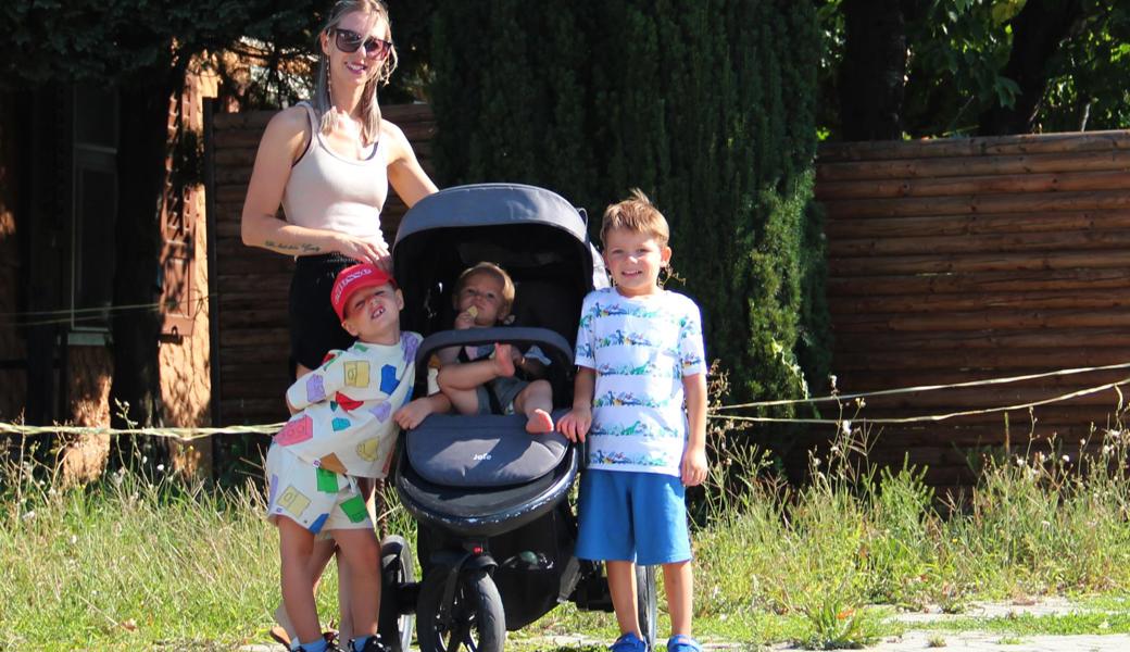 Richtiges Verhalten im Strassenverkehr hat Alessio (links) mit Mutter Jenni Del Santo, Schwester Valeria und einem Freund geübt.