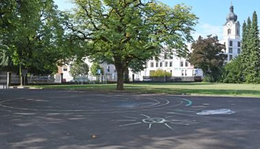 Kritik am Asphaltplatz vor dem Schulhaus Bild: Schulpräsident verteidigt die Sanierung
