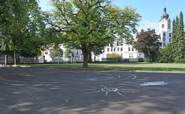 Kritik am Asphaltplatz vor dem Schulhaus Bild: Schulpräsident verteidigt die Sanierung