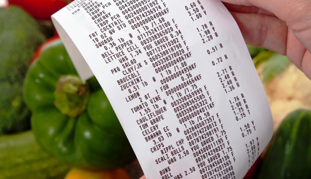 Wer den Einkaufsservice in Anspruch nimmt, sollte den Kassenbeleg aufbewahren. Die Wohngemeinde schickt eine Rechnung über den Betrag. Somit ist kein Bargeld im Umlauf. Wer den Einkaufsservice in Anspruch nimmt, sollte den Kassenbeleg aufbewahren. Die Wohngemeinde schickt eine Rechnung über den Betrag. Somit ist kein Bargeld im Umlauf.