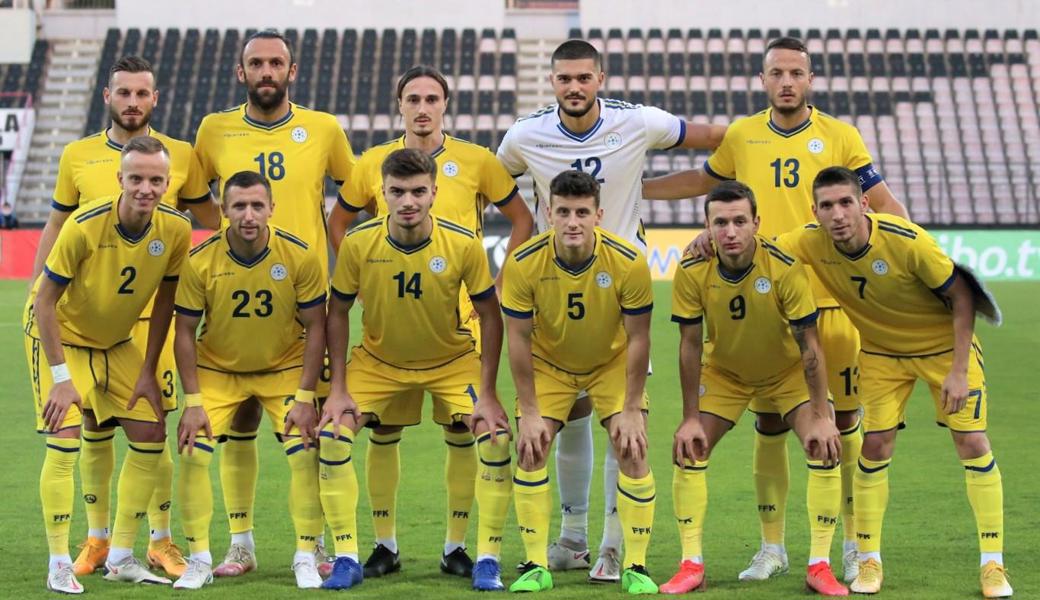 Betim Fazliji (vorne, 3. von links, Nr. 14) beim Spiel in Albanien im Dress der kosovarischen Nationalmannschaft.