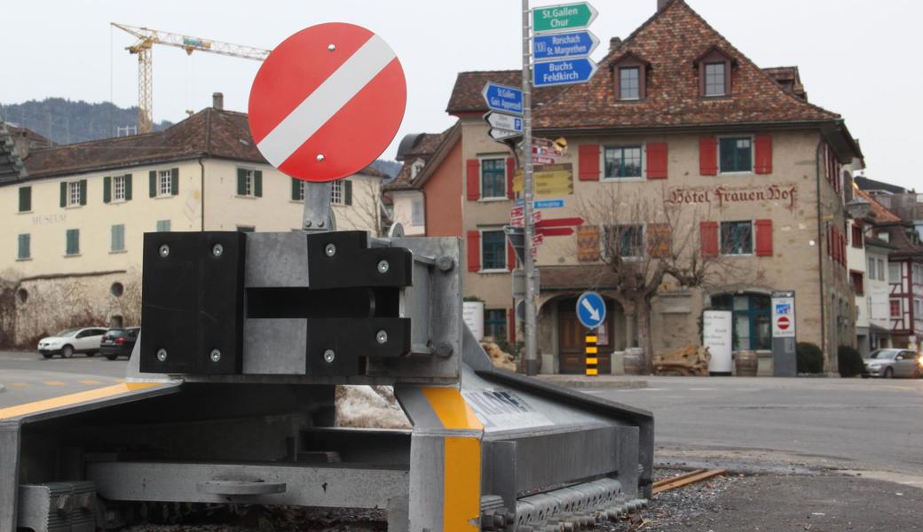 Die nicht mehr in die Staatsstrasse hineinreichenden Schienen haben nun an ihrem Ende einen Prellbock. 