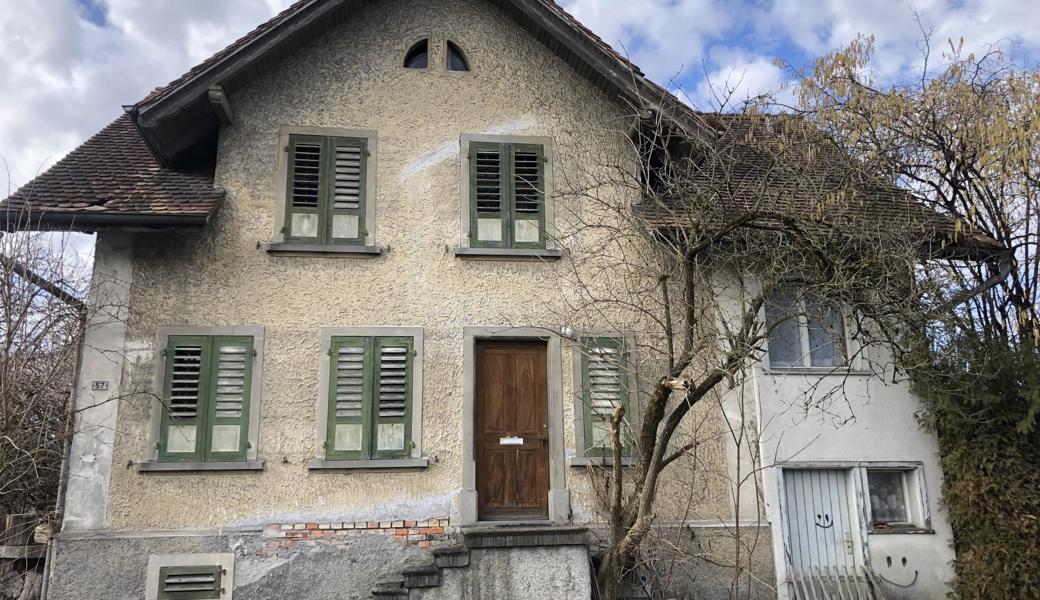 Seit knapp zwei Jahren steht dieses Haus an der Böschachstrasse 57 in Widnau leer. Auf dem 521 Quadratmeter grossen Grundstück soll bald ein Doppelhaus errichtet werden.