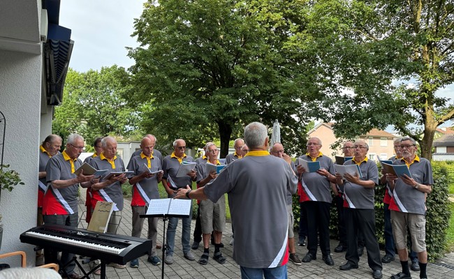 Männerchor zu Besuch in den Altersheimen