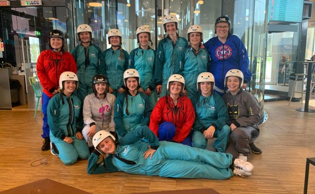 Die Damen des KTV Oberriets probierten das Indoor-Skydiving aus