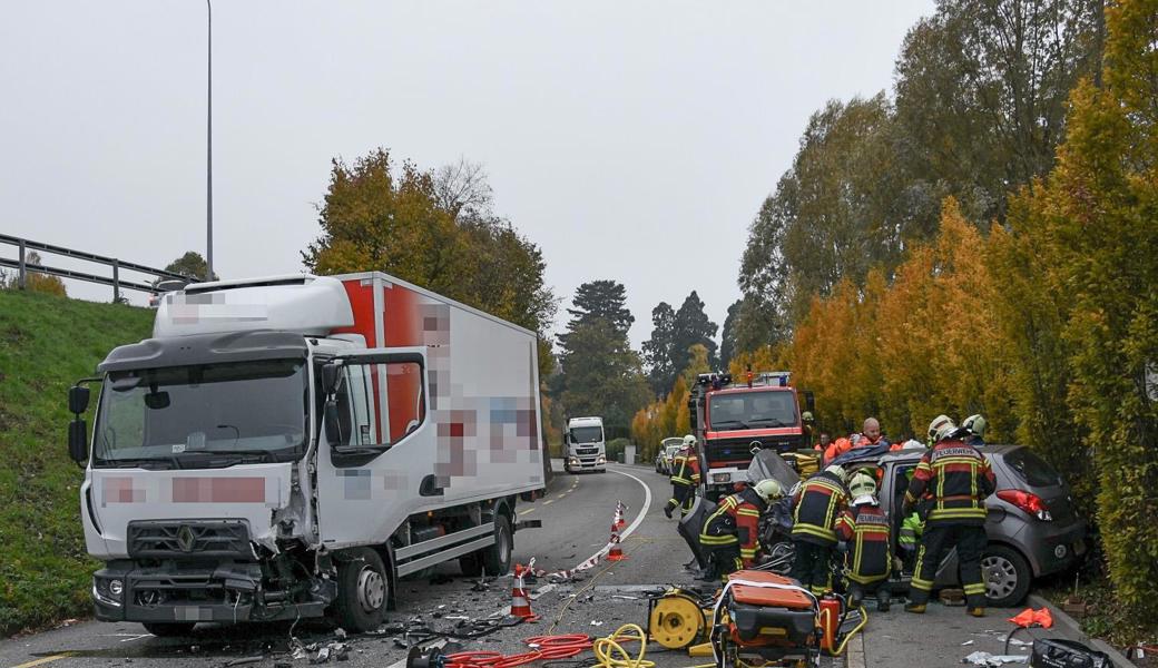 Bei der Frontalkollision wurde ein Mann schwer verletzt.