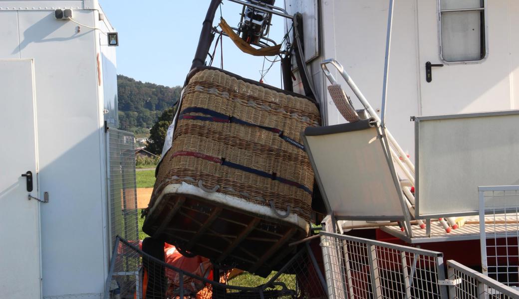Der Ballon streifte einen Wagen am Rand des Zirkusgeländes, stürzte ab und blieb stecken.