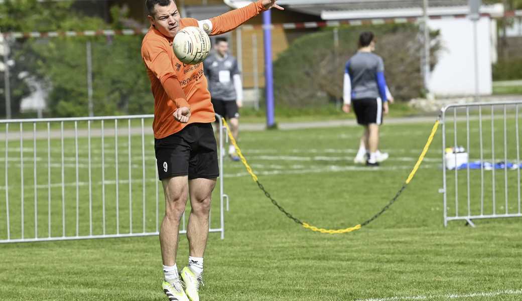 Yanick Linder hält den Ball im Spiel. 
