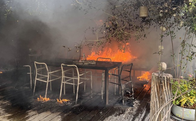 Zuerst fing der Abfallsack Feuer, dann geriet die ganze Terrasse in Brand