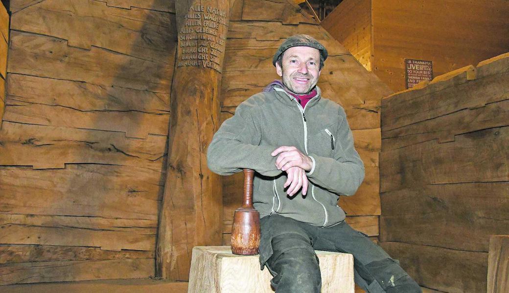 Bildhauer Markus Buschor hat einen Raum geschaffen, der Hektik und Oberflächlichkeit vergessen lässt.