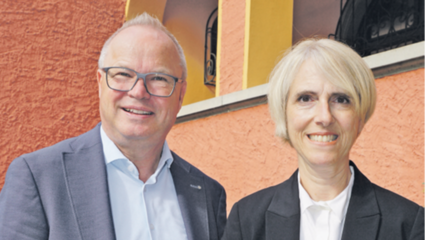 Roman Ammann, Inhaber und Geschäftsführer der Bürotrend AG, bedankt sich bei Katharina Marzano für ihre Firmentreue. Roman Ammann, Inhaber und Geschäftsführer der Bürotrend AG, bedankt sich bei Katharina Marzano für ihre Firmentreue.