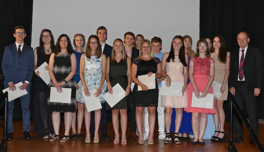 Klasse BMWL3a v.l.: Marc Ruf (Walzenhausen), Deborah Baumgartner (Balgach), Deborah Mangoni (Rorschacherberg), Patrica Krüsi (Reute), Ladina Helbling (Berneck), Mirco Loher (Au), Nicole Fässler (Marbach), Nicola Steiger (Montlingen), Janina Halter (Rebstein), Nadine Hutter (Kriessern), Fabio Lamorte (Au), Sarah Inauen (Altstätten), Michelle Schwägler (Diepoldsau), Malvina Hajdaraj (Walzenhausen), Marina Züst (Walzenhausen), Klassenlehrer Xaver Schneggenburger.