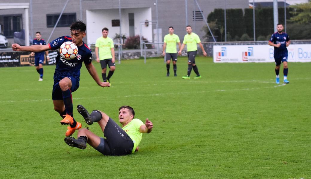 Rohollah Afkari entwischt Rüthis Sven Städler: Der Matchwinner schoss drei Tore und bereitete einen Treffer vor – er hat sechs von bisher sieben Rheinecker Saisontoren erzielt.