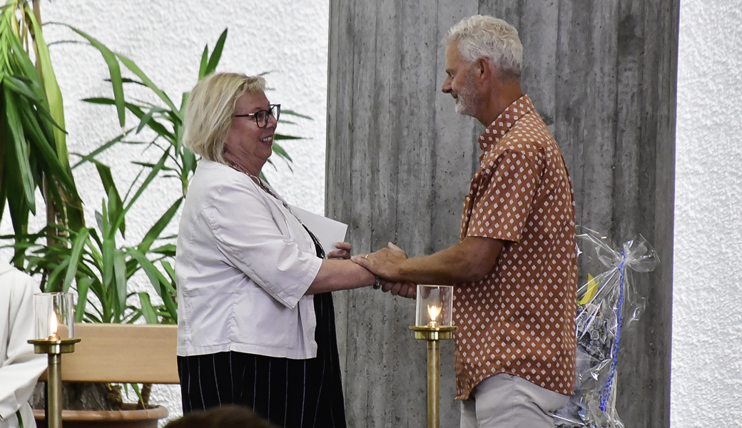 Kurt Sieber verabschiedet Margrit Sonderegger, die 24 Jahre als Katechetin wirkte.  