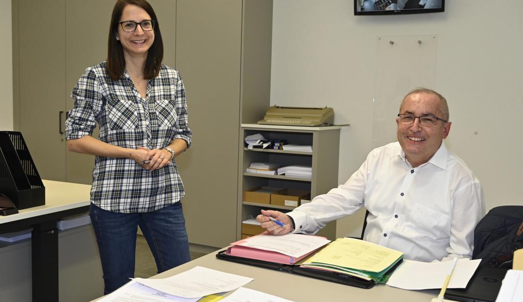 Bettina Fritsche übergibt Thomas Ammann die laufenden Bauverwaltungsgeschäfte.  Bettina Fritsche übergibt Thomas Ammann die laufenden Bauverwaltungsgeschäfte.