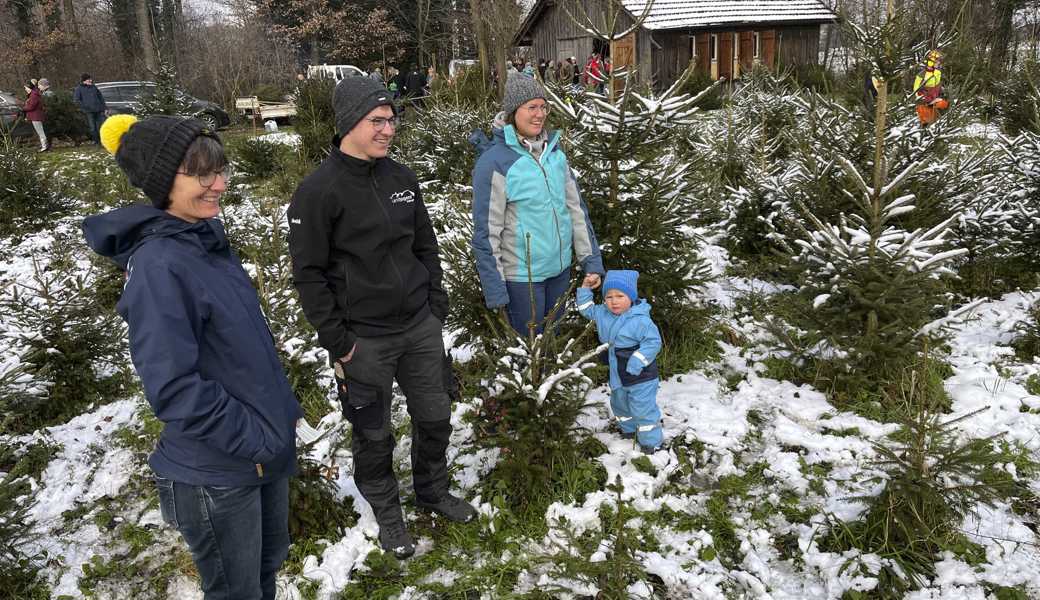 Welches Bäumchen darf’s denn sein? Regula Heeb, Sohn Manuel und Tochter Miriam mit Severin sind gekommen, um zwei Rottannen auszuwählen – je eine für Mutters Stube und für die Nachwuchsfamilie. 