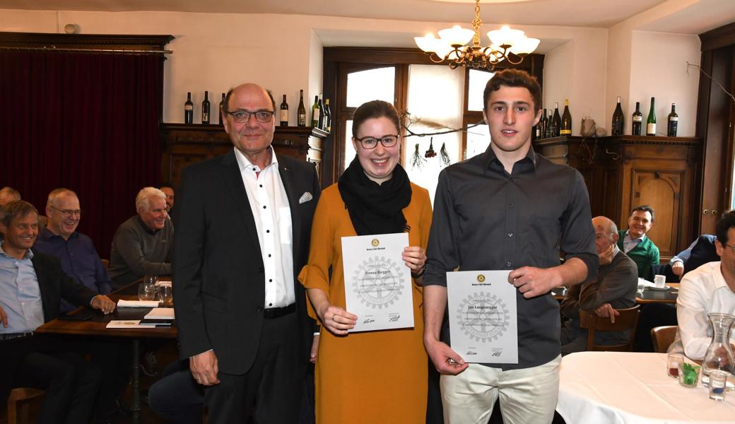 Der Rotary Club Rheintal zeichnet die besten Lehrabgänger 2019 aus, von links: Präsident Walter Dierauer, Teresa Riegger aus Eichberg (Fachfrau Gesundheit EFZ) und Jan Langenegger aus Kriessern (Zeichner EFZ Fachrichtung Architektur). 