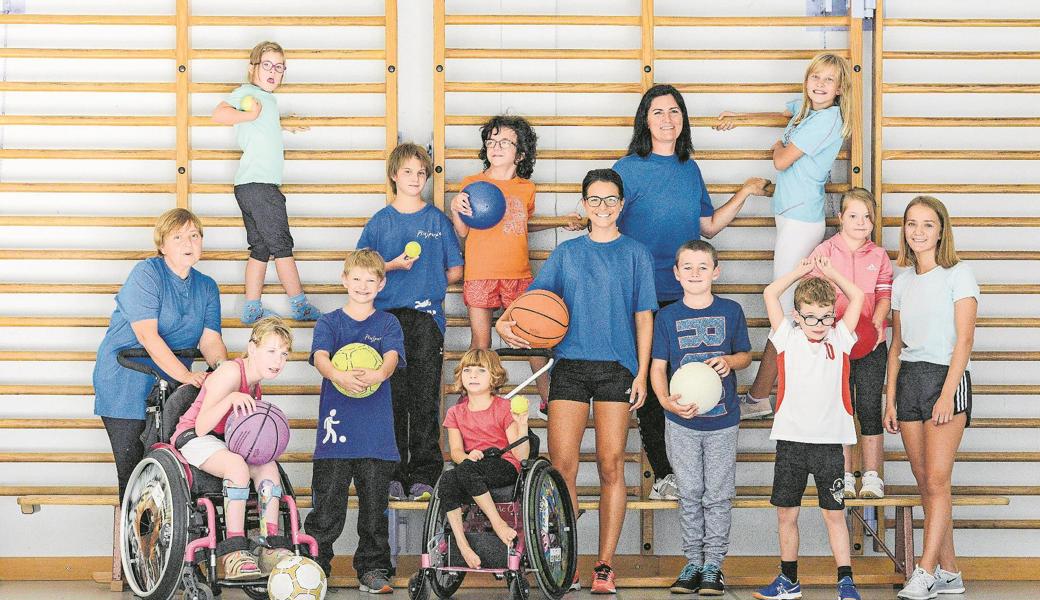 Der neu geschaffene Kurs «Turnen für Kinder mit Handicap» stösst auf grosses Interesse. In der Bildmitte stehen Simone Michlig-Thür, Vereinspräsidentin, und Nathalie Waser-Torgler, technische Leiterin des Vereins PluSport Behindertensport Rheintal. 