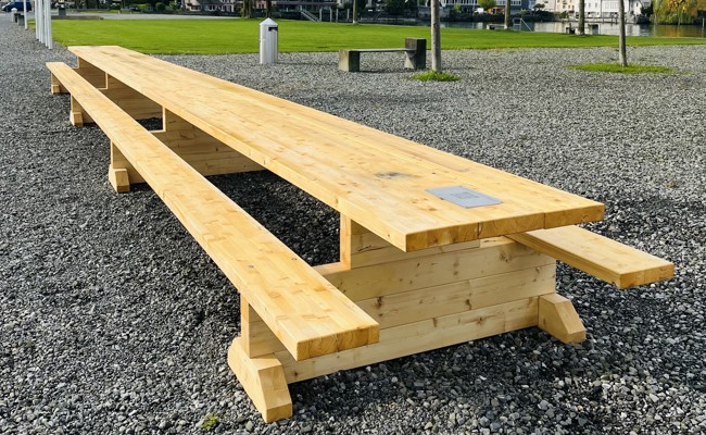 Ein grosser Holztisch soll die Menschen auf der Hafenmole zusammenbringen