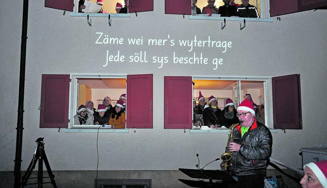 Ein Flashmob am Marper Weihnachtsmarkt: Wer hören will, wie die Mitglieder des Kirchenchors und des Männergesangvereins, unterstützt durch Schulrat Mario Haltiner am Saxofon, Weihnachtslieder anstimmen und manch ein Besucher mitsingt, lädt die App Xtend herunter und scannt das Bild. 