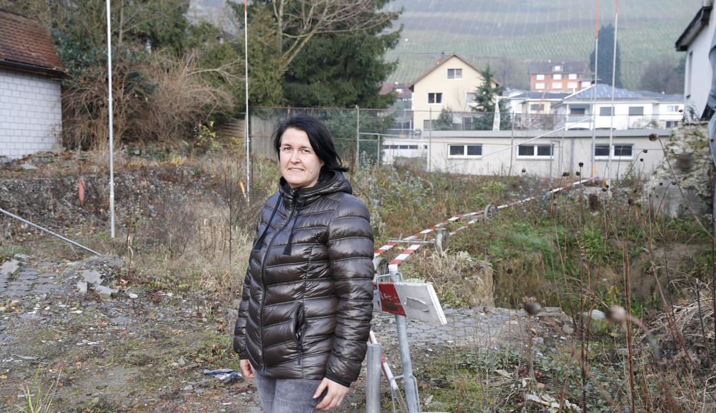 Die Visiere sind ausgesteckt: Auf dem ehemaligen Brandplatz soll ein Dreifamilienhaus entstehen. Michaela Benz ist mit dem Grundstück eng verbunden. Das abgebrannte Haus an der Kübachstrasse in Berneck war ihr Elternhaus.