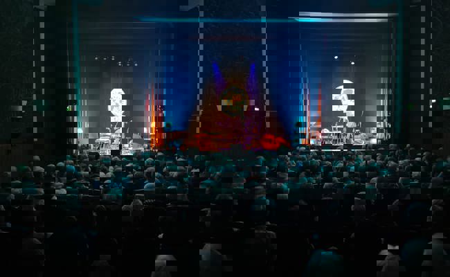 Die Peter Heule Stiftung lud zur Welttournee im Madlen ein