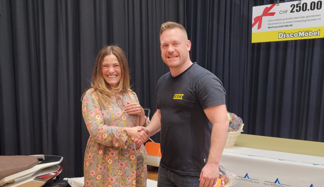 Erika Schöb freut sich über die Gratulationen von Cheftrainer Mirco Hutter und über den Gewinn der Hauptpreises. Erika Schöb freut sich über die Gratulationen von Cheftrainer Mirco Hutter und über den Gewinn der Hauptpreises.