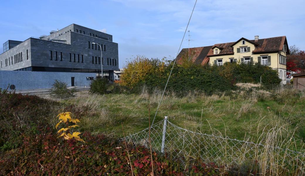 Auf dem Gelände, auf dem einst ein Parkplatz für die Badegäste war, wird das fünfstöckige Business-Hotel gebaut. Links im Bild steht der im Oktober 2016 eröffnete Neubau des Mineralheilbades, das Haus rechts im Bild wird abgebrochen.