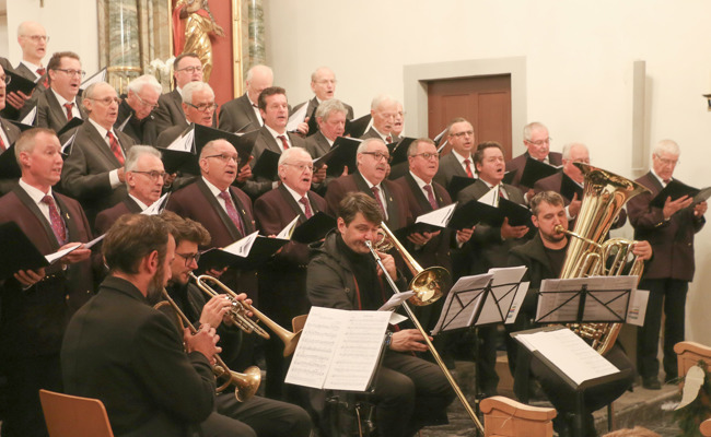 Sonore Männerstimmen führten vom Herbst in den Advent