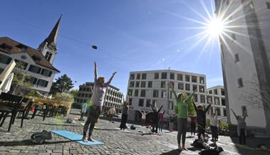 Für den Sonnengruss auf den Rathausplatz
