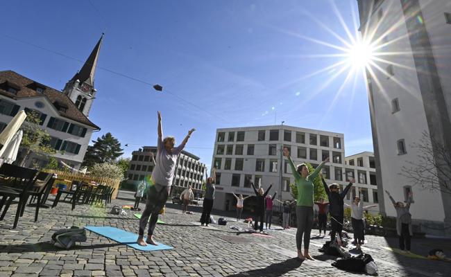 Für den Sonnengruss auf den Rathausplatz