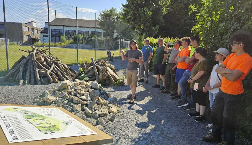 Christoph Naef (l.) erklärt den Schaugarten, der gleich neben dem ökologisch aufgewerteten ehemaligen Rasenstreifen an einem öffentlichen Durchgangsweg angelegt wurde.
