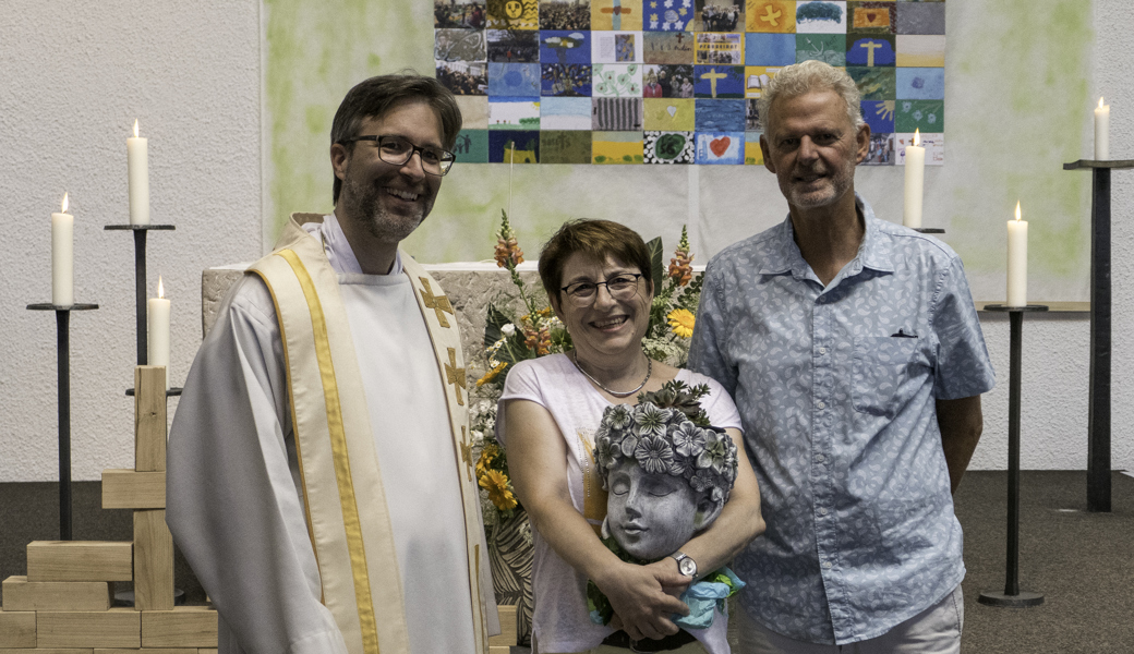 Pfarrer Roman Karrer und Kirchenverwaltungsratspräsident Kurt Sieber mit der Jubilarin, Loredana Frei. 