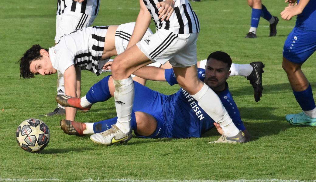 Argurian Bojaxhi am Boden: Rüthi kommt nicht auf die Beine. Argurian Bojaxhi am Boden: Rüthi kommt nicht auf die Beine.