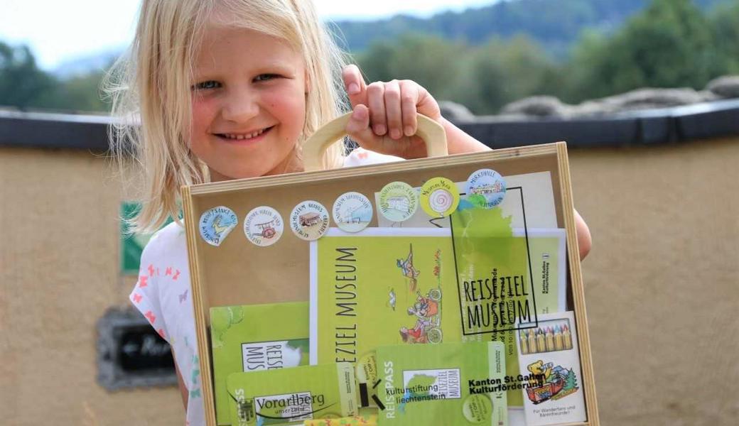 Dieser Holzkoffer ist gut bestückt mit Museums-Souvenirs.