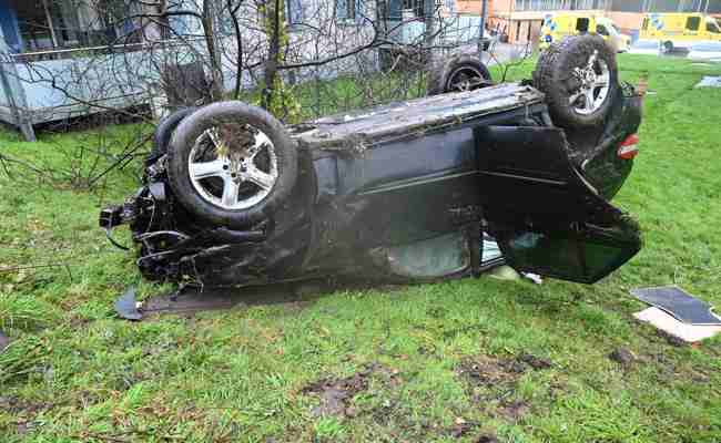 Fahrunfähiger Autofahrer verunfallt schwer – Auto total beschädigt