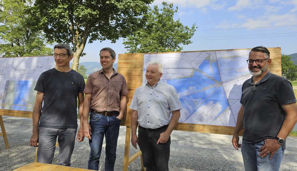 Stellen das nach dem Mitwirkungsverfahren angepasste Projekt vor: (v. l.) Matthias Kreis, Technischer Leiter Melioration der Rheinebene; Roland Hollenstein, Projektleiter Hochwasserschutzprojekt Rheintaler Binnenkanal; Roland Wälter, Präsident Verwaltungsrat Zweckverband Rheintaler Binnenkanal, und Sascha Weder, Geschäftsführer Zweckverband Rheintaler Binnenkanal.