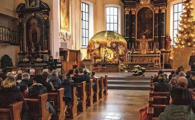 Kinder spielten die Weihnachtsgeschichte nach