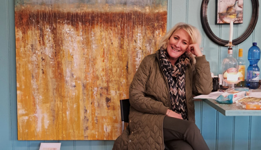 Karin Schelling bringt ihre Bilder Schicht um Schicht zum Leuchten