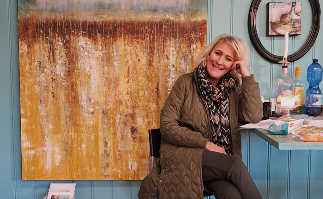 Karin Schelling bringt ihre Bilder Schicht um Schicht zum Leuchten