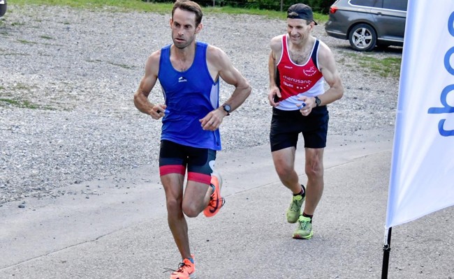 Mathias Nüesch feiert am 3-Länder-Marathon einen Kategoriensieg