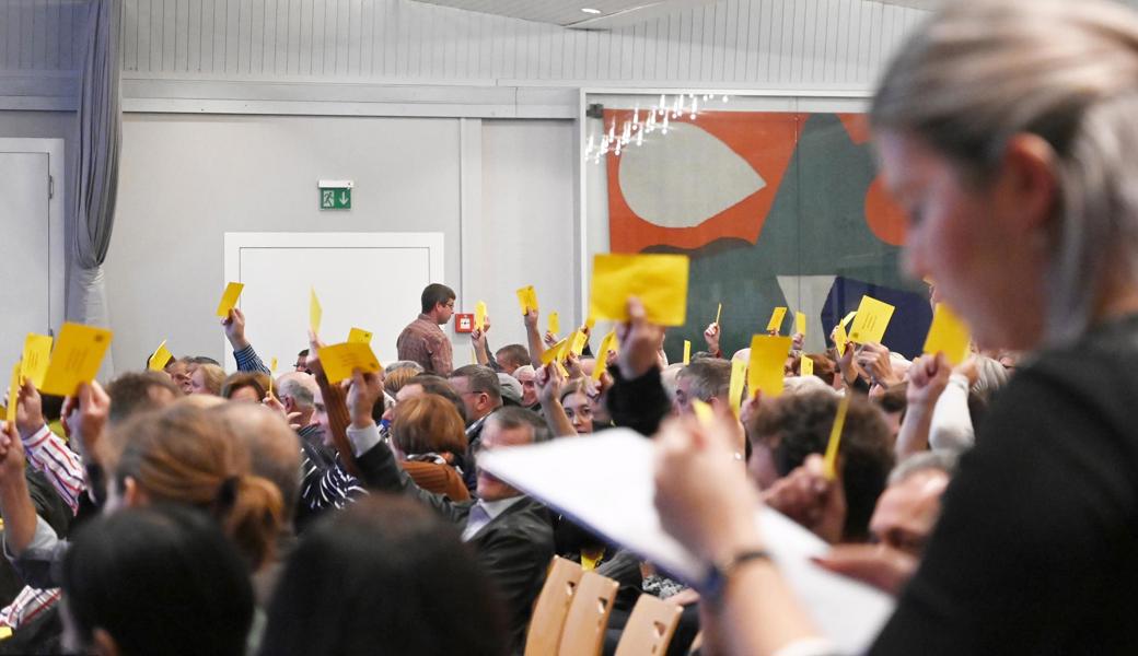 Arbeit für die Stimmenzähler: Der Stadtpräsident liess die Abstimmung über den Antrag Ruedi Bartholets auszählen. 