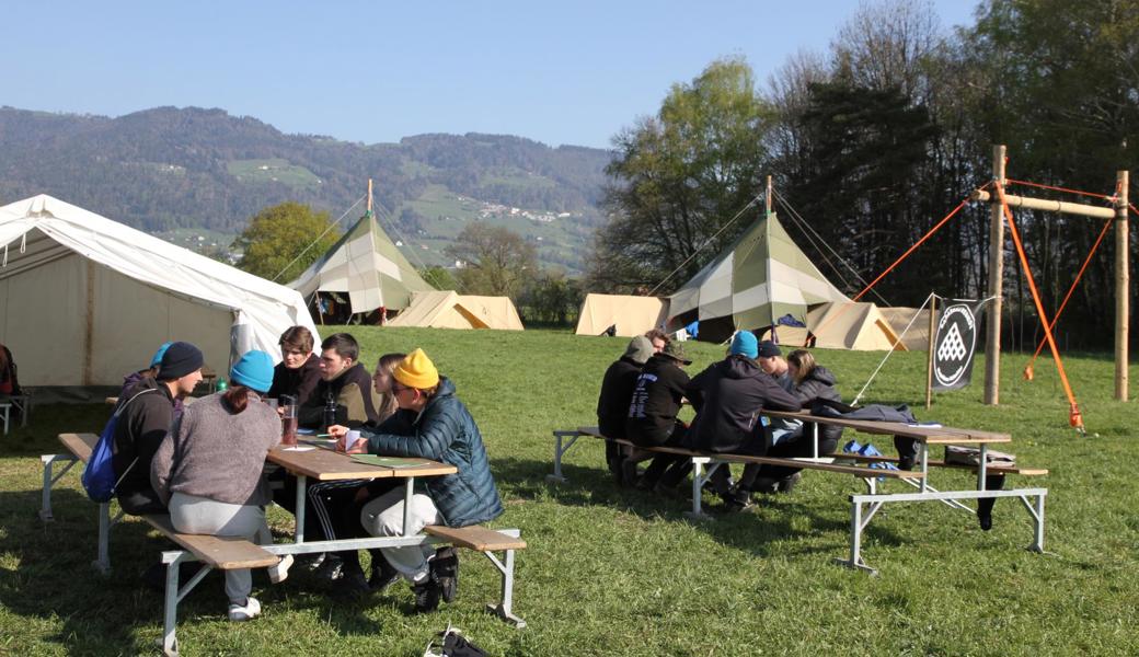 Im Zeltlager mit diversen Bauten werden die theoretischen und praktischen Fähigkeiten gefördert.