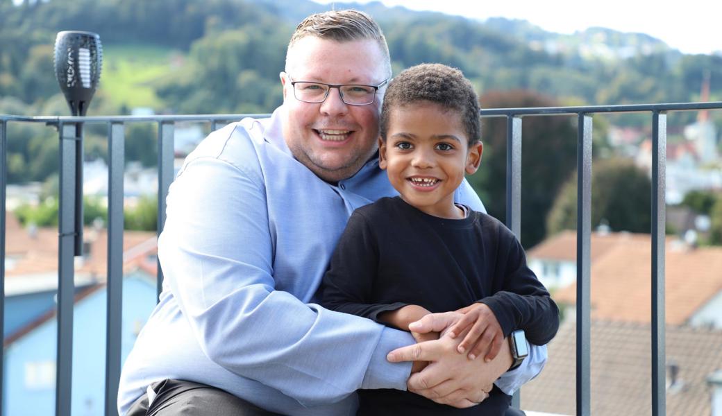 Dominic Weder freut sich gemeinsam mit Eliah, dem Sohn seiner besten Kollegin, über das gute Wahlresultat.