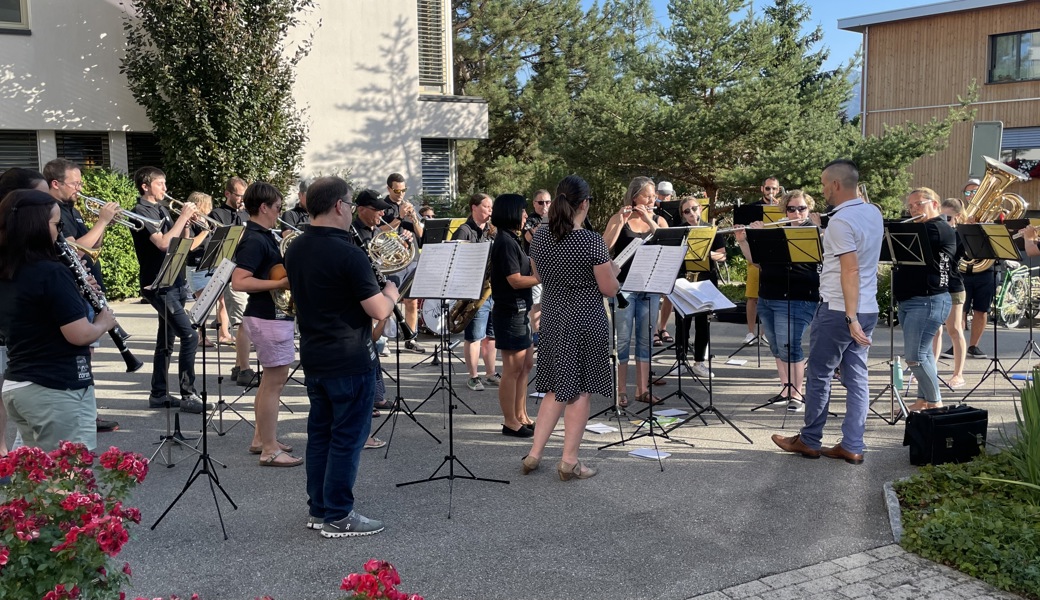 Stadtmusik beim Haus Sonnengarten Stadtmusik beim Haus Sonnengarten