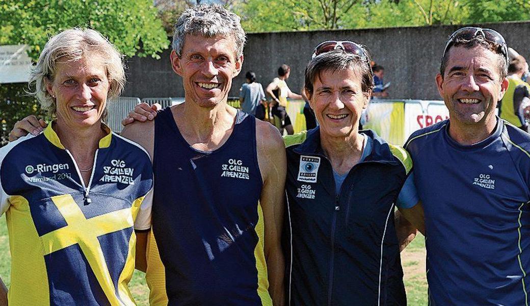 Monika und Mario Ammann aus Berneck (rechts) werden zusammen mit Maja und Patrick Kunz (St. Gallen) Zweite der Mixed-Sprint-Staffel im Orientierungslauf in Stäfa. 