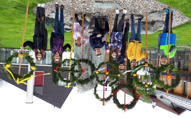 Schülerinnen und Schüler der 6. Klasse durften Palmen schmücken