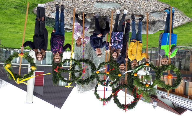 Schülerinnen und Schüler der 6. Klasse durften Palmen schmücken