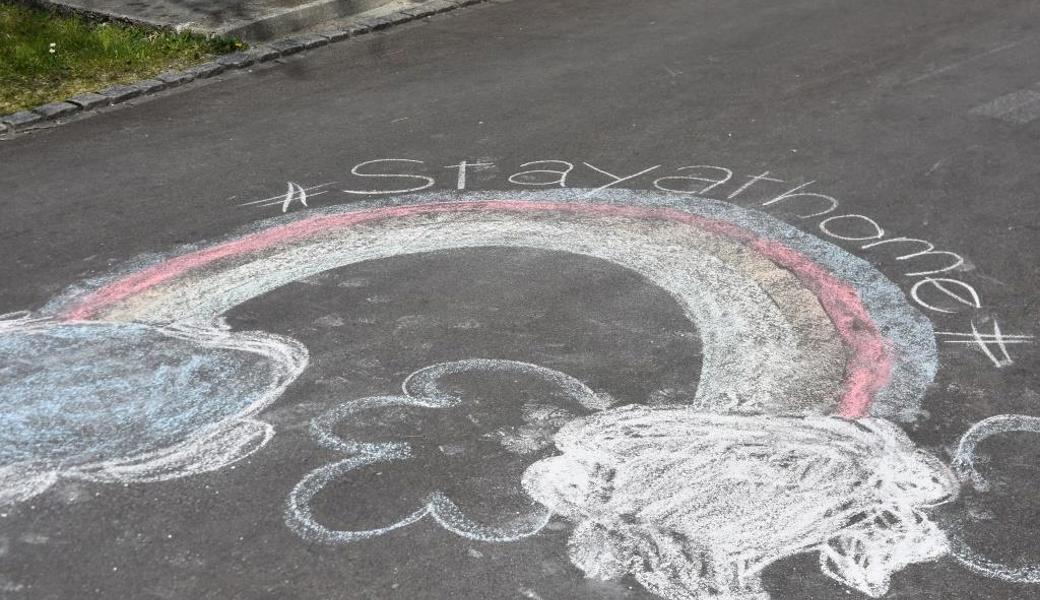 Kunst auf dem Asphalt: "#stayathome".