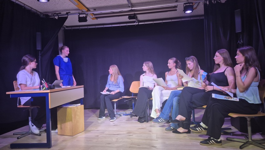 Im Wartezimmer der Schönheitsklinik: von links: Nayla Leone, Annina Baumann, Julia Widler, Lena Hollenstein, Nina Di Taranto, Melina Weibel, Ladina Köppel und Dominique Fehr.